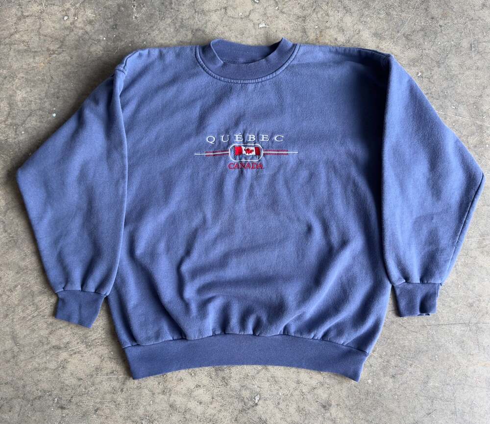 Vintage Québec Canada Embroidered Souvenir Crewneck Sweatshirt